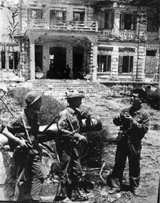 Reporter Doan Cong Tinh with the soldiers in front of the residence of Lieutenant � Governor, Quang Tri, July 1972. Used with permissions.