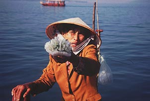 A coral vendor practices the 'hard sell' technique. Copyright: Victoria Brooks.