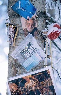 An impromptu shrine to Jerry Garcia, one of many found on various Aspen-area runs. Copyright: Anton Dijkograaf.
