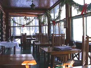 The relaxed splendor of the dining hall. Photo courtesy of Seven Pines Lodge.