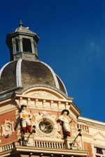 Swashbuckling militiamen embellish the dome of the Golden Tulip Doelen. Copyright: Kathryn Means 1999